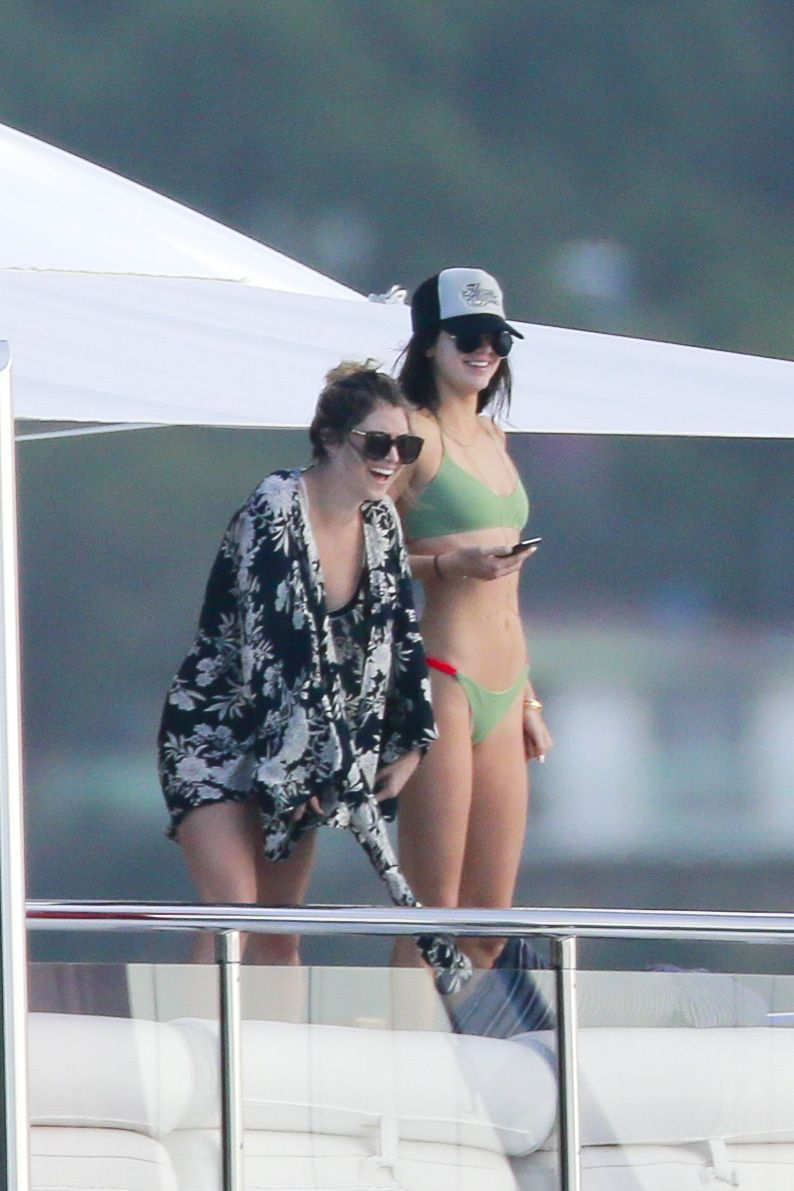 Kendall-Jenner-in-a-Bikini-12