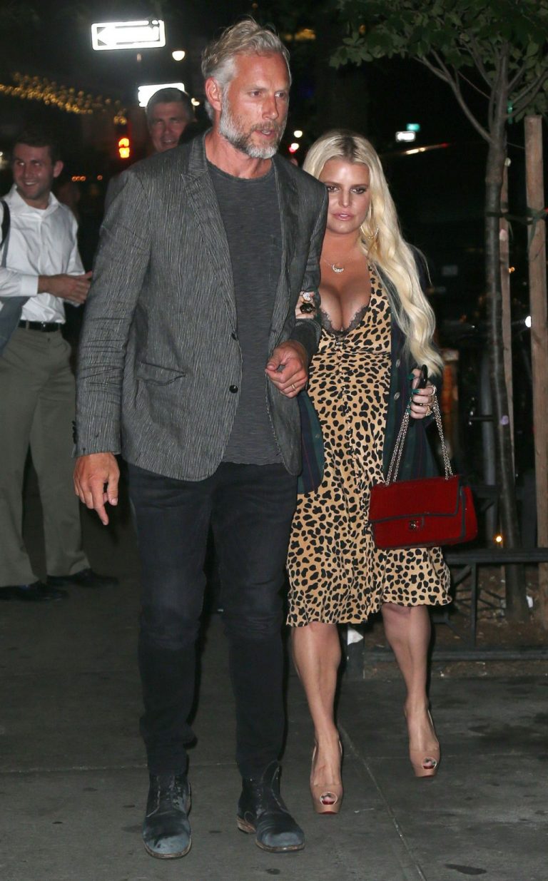 Jessica Simpson Cleavage - The Girl Fappening Leaked 
