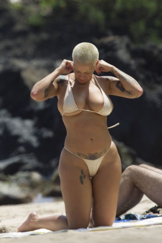 Amber-Rose-Topless-03