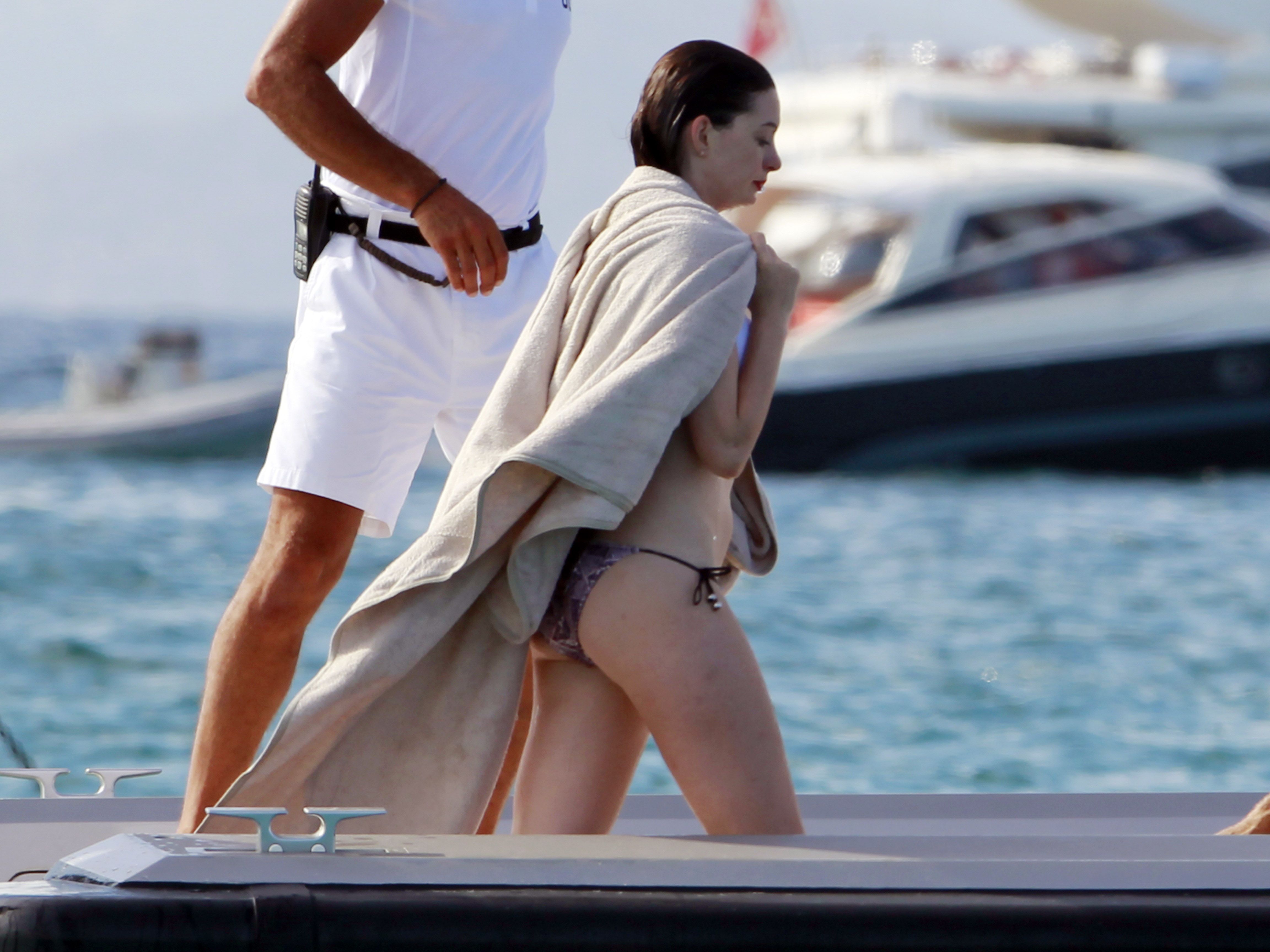 Anne Hathaway's pics in bikini (4)