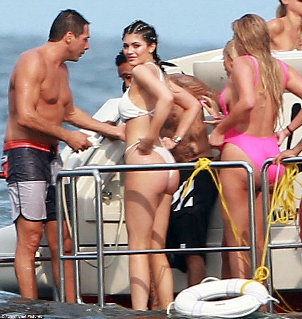 Kendall Jenner and Kylie Jenner photos on yacht (3)
