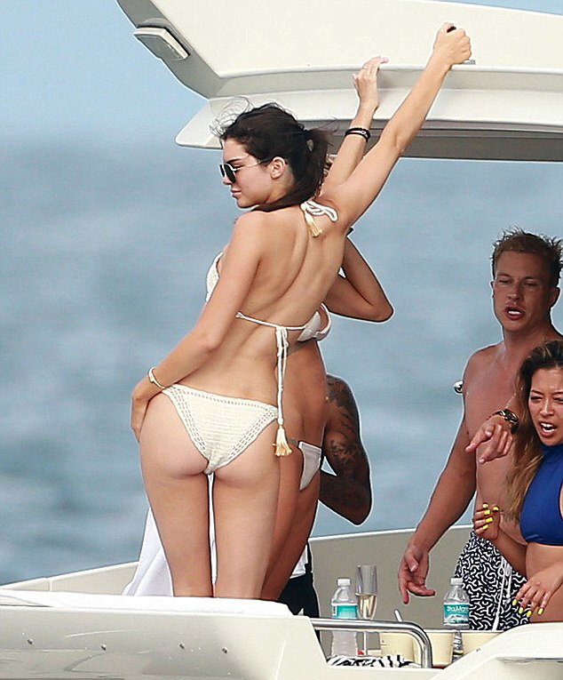 Kendall Jenner and Kylie Jenner photos on yacht (9)