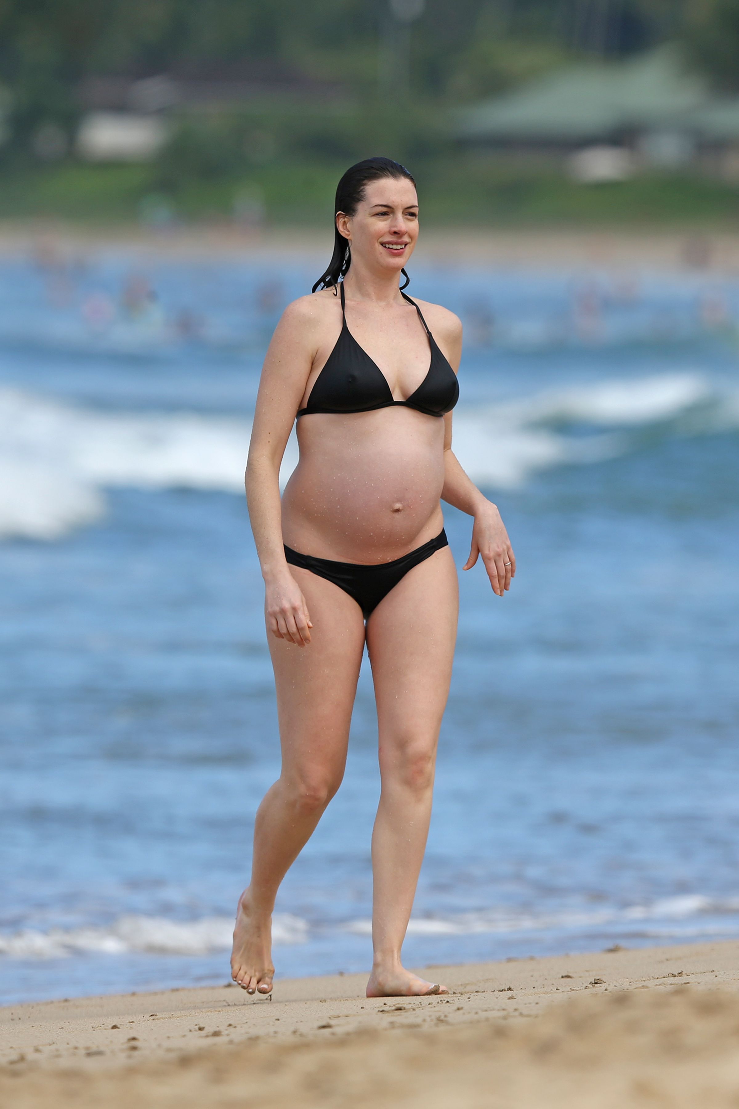 Anne-Hathaway-in-a-Bikini-3